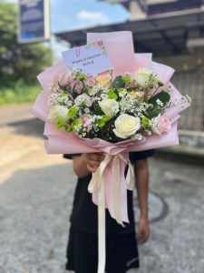 Buket Bunga Kelulusan Murah – 2 Warna Mawar jombang